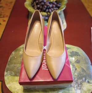 SIZE 7.5  JOYA XAPEAL HEELS